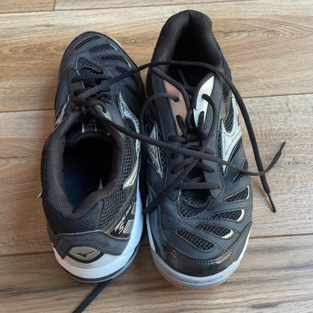 Brand New Mizuno Wave Rally 5 Volleyball shoes